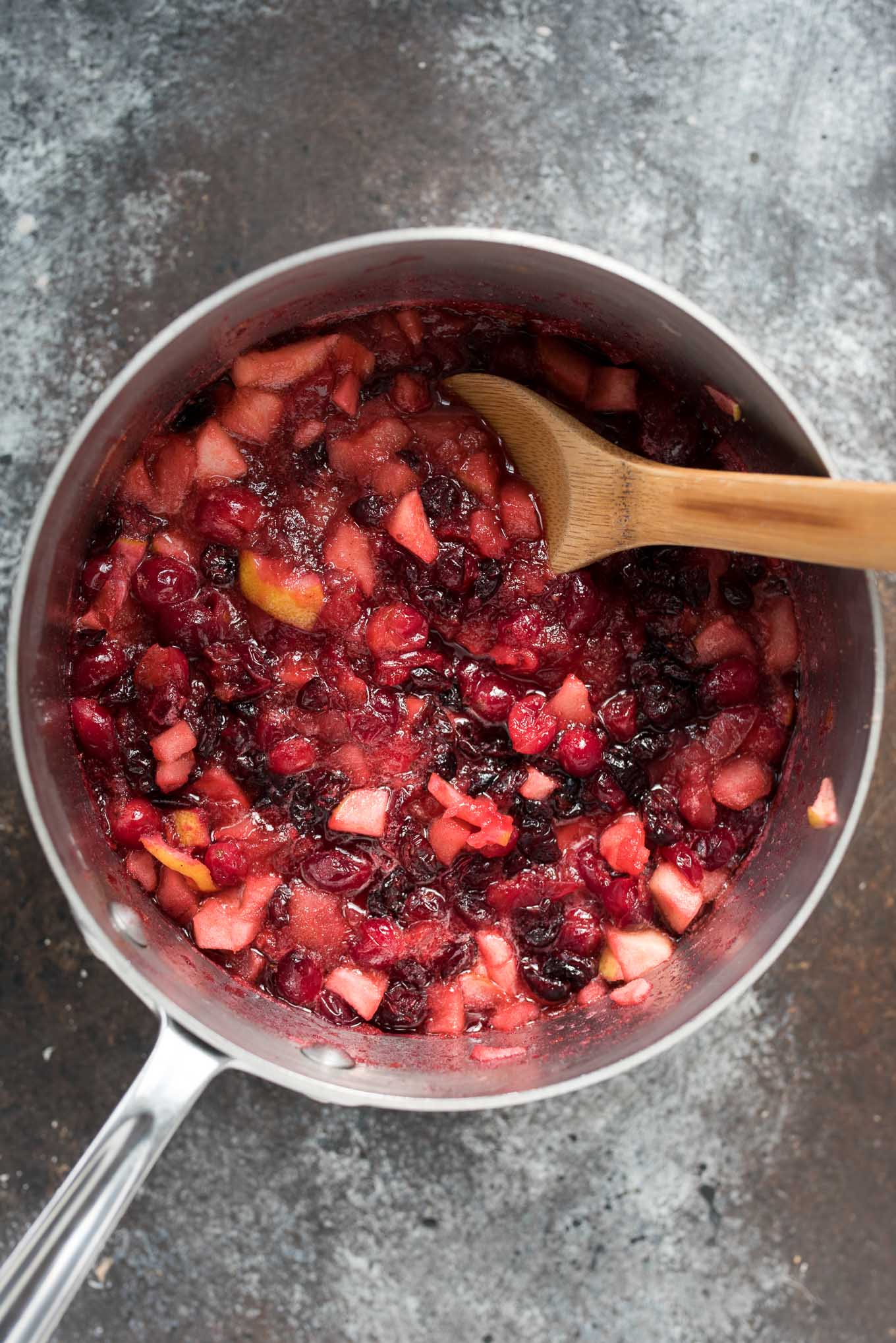 Cranberry Apple Sauce | green apples + lemon and cinnamon make this the perfect cranberry sauce for your Holiday spread. Naturally gluten free! | 