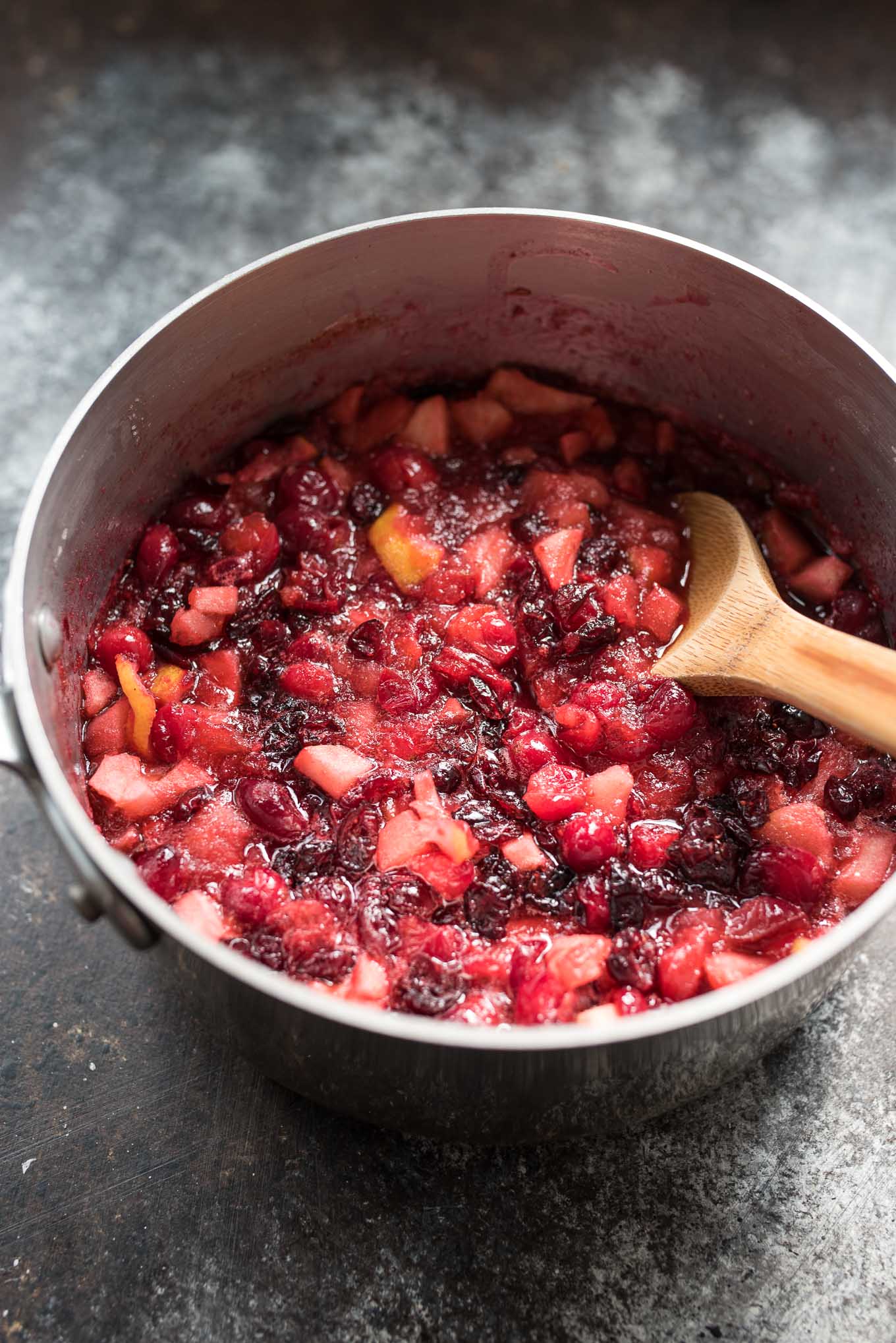 Cranberry Apple Sauce | green apples + lemon and cinnamon make this the perfect cranberry sauce for your Holiday spread. Naturally gluten free! | 