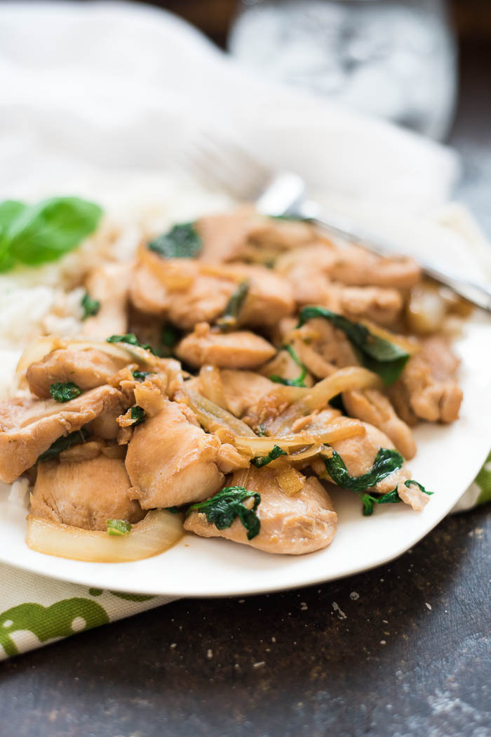 Spicy Thai Basil Chicken | super simple, flavorful and ready in under 20 minutes! You don' have to be an experienced Thai cook to make this Thai inspired dish! | 